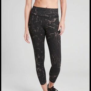 Athleta Velocity Stash Pocket Marble 7/8 Tight leggings